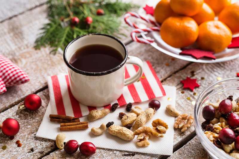 Weihnachtskomposition auf einem antiken Holzgrund Draufsicht