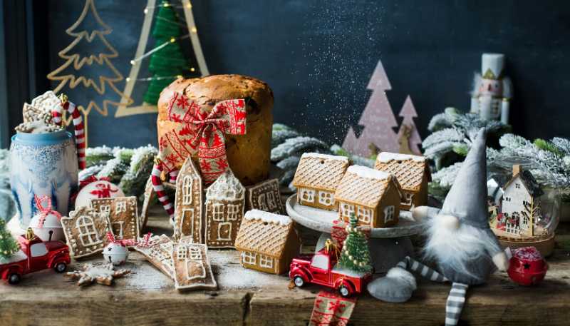 クリスマスのごちそう、パネトーネ、クリスマスケーキ、ジンジャーブレッドクッキー、そして家
