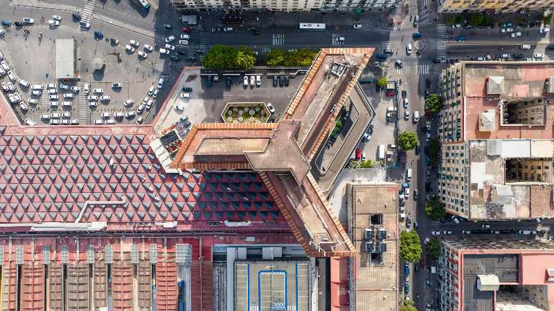 Stadtgebäude in der Nähe von Straßen und geparkten Autos