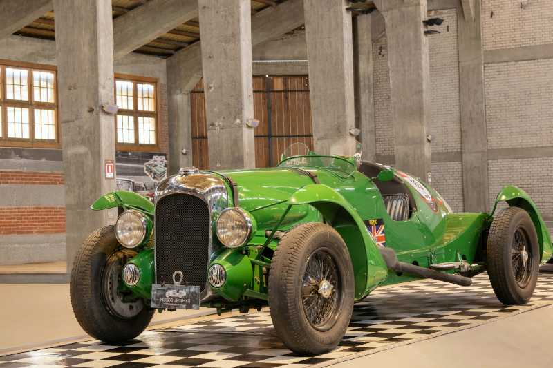 Coche clásico vintage verde en un entorno industrial