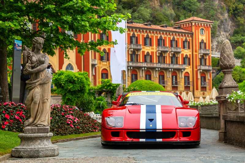 Carro esportivo vermelho clássico da Italian Villa