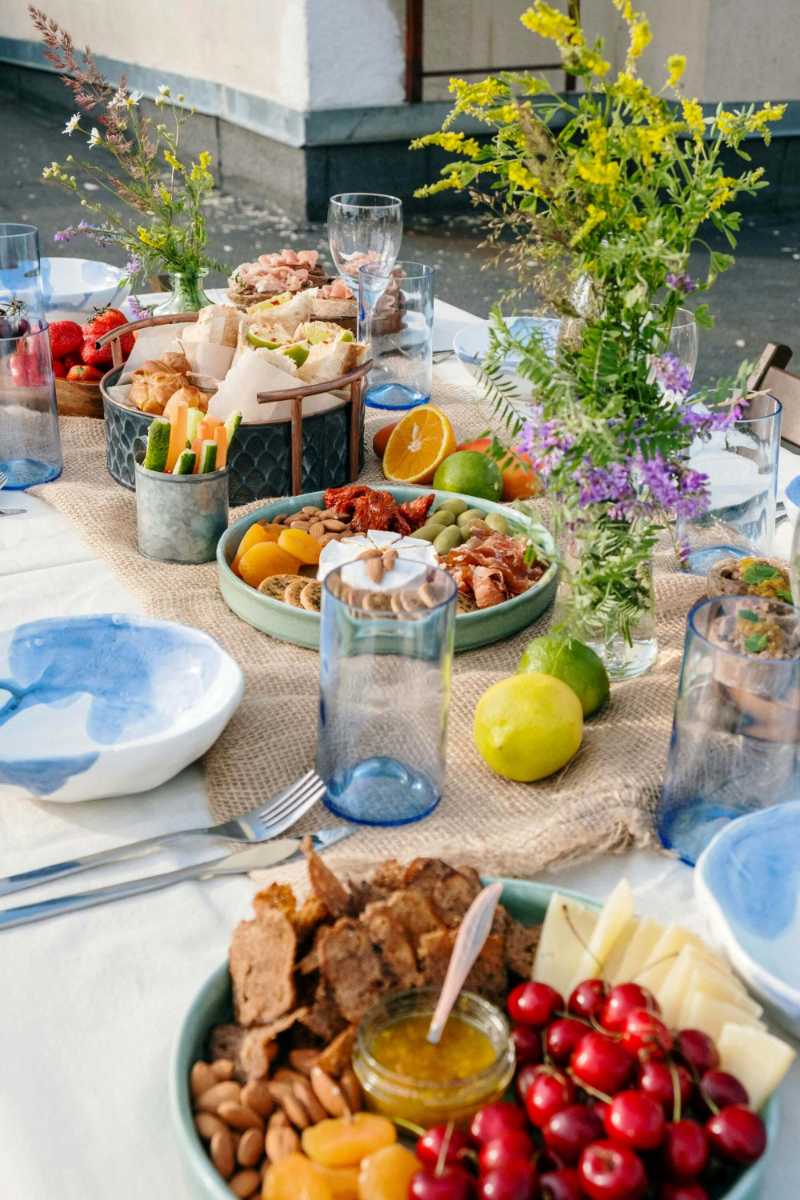 Vaso transparente para beber y tazón de cerámica blanca con comida