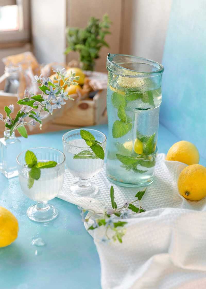 Klare Trinkgläser mit Zitronensaft