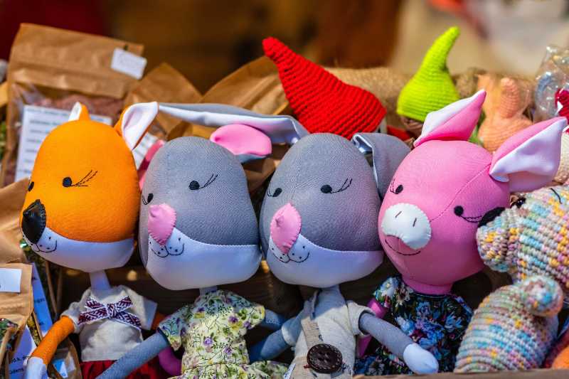 Primo piano di giocattoli di peluche in vendita