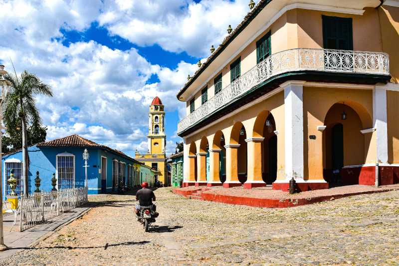 Rua de paralelepípedos na cidade de Cuba