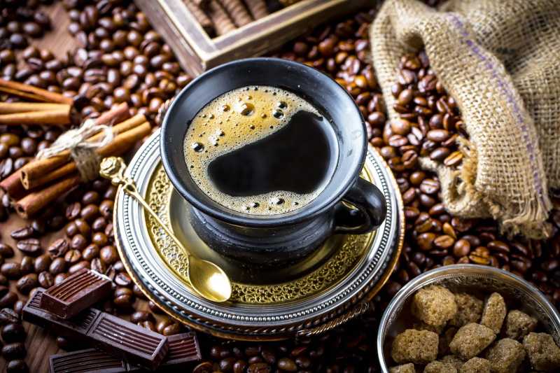 Café dans une tasse et une soucoupe