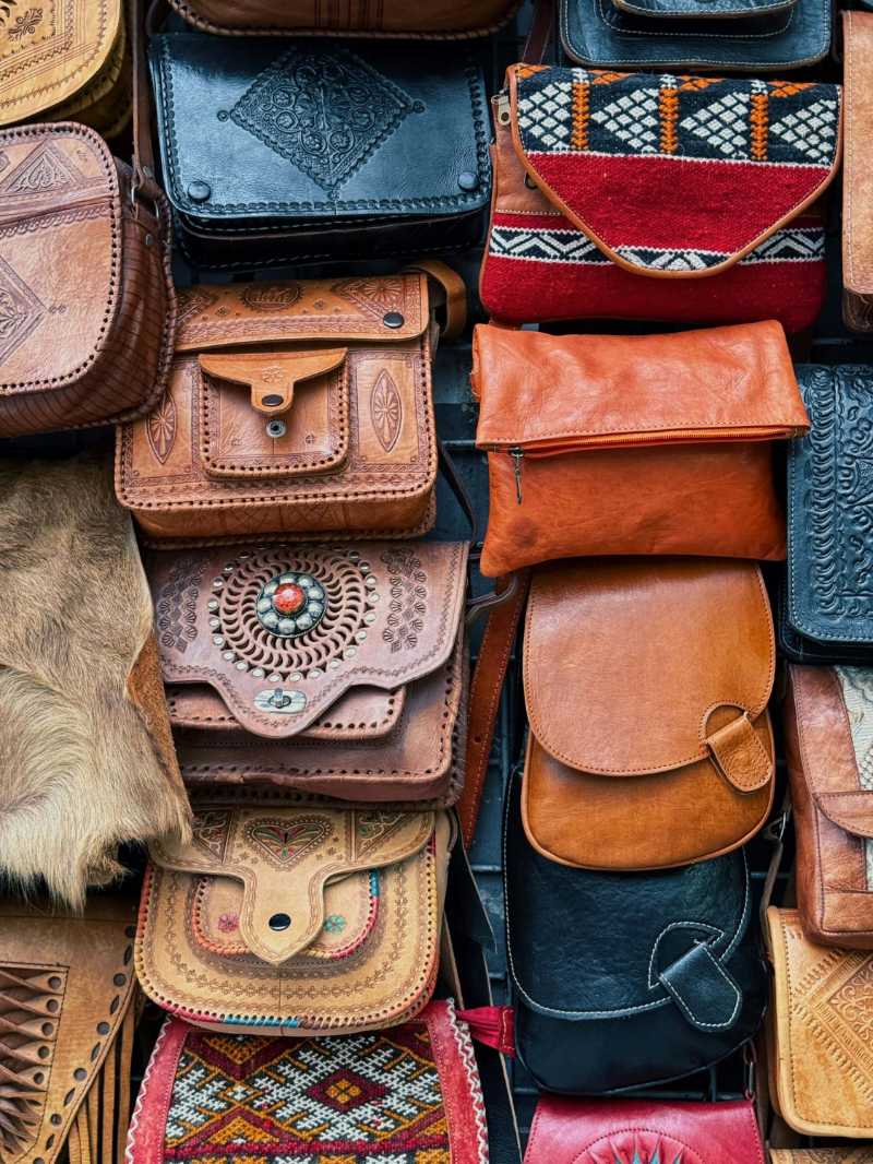 Sammlung handgefertigter Ledertaschen im Freien ausgestellt