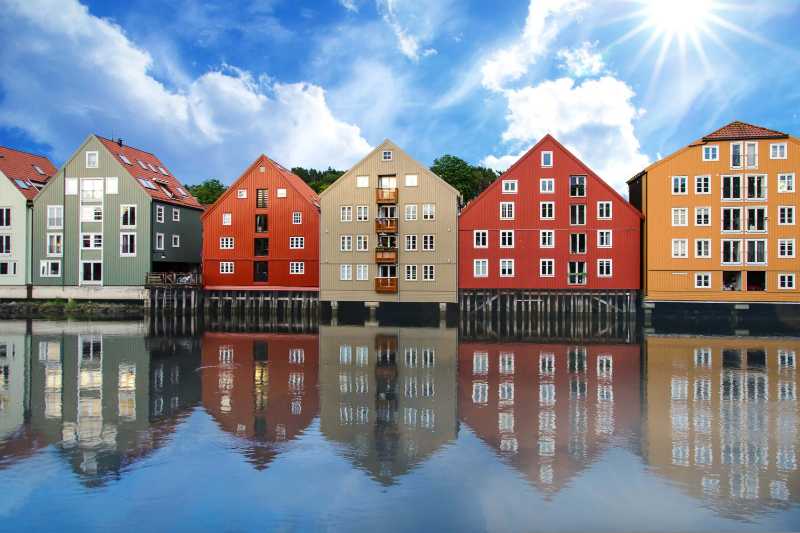 Edifici colorati e riflessi a Trondheim Norvegia