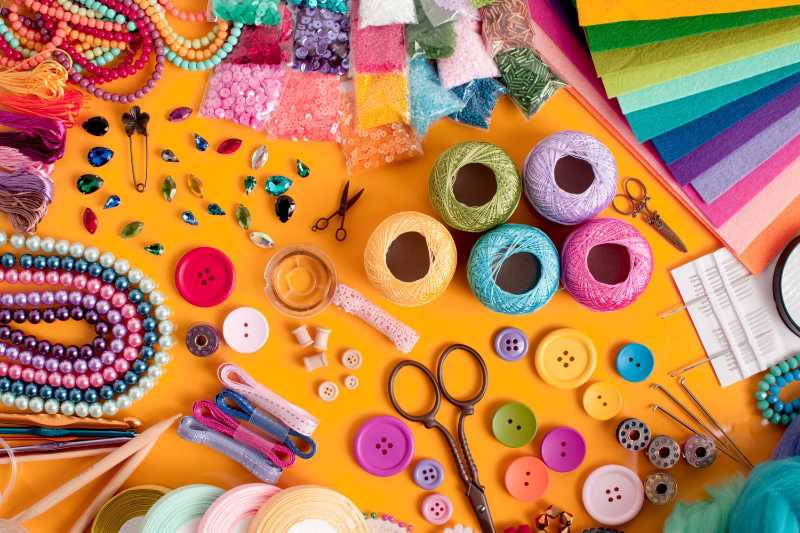 Materiali per il fai da te colorati perline bottoni fili e paillettes