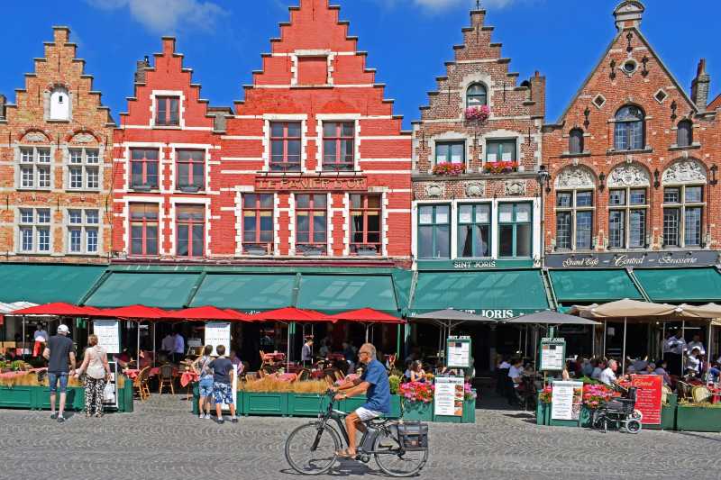 Bunte Giebelhäuser und Straßencafés in Brügge