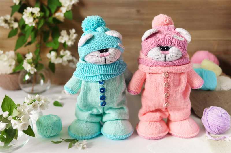 Jouets colorés faits à la main sur la table