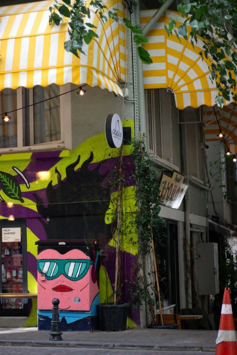 街角的彩色城市壁画