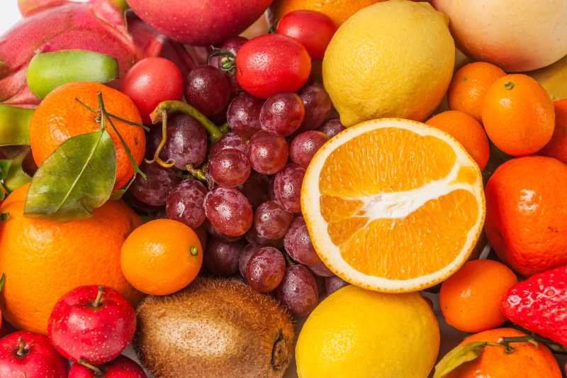 Bunte Vielfalt an reifen Zitrusfrüchten und Trauben
