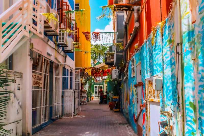 Muros coloridos alrededor de un callejón en la ciudad