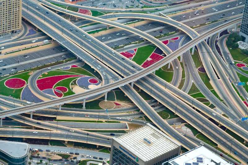 Vista aérea del complejo sistema de autopistas e intercambiadores de autopistas urbanas