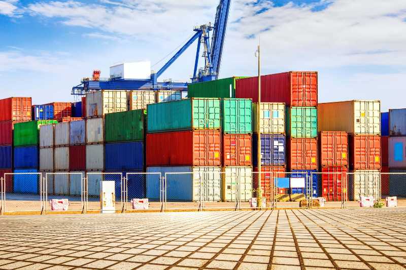 Terminal de contenedores llena de mercancías