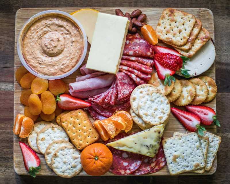 Galletas con queso y frutas