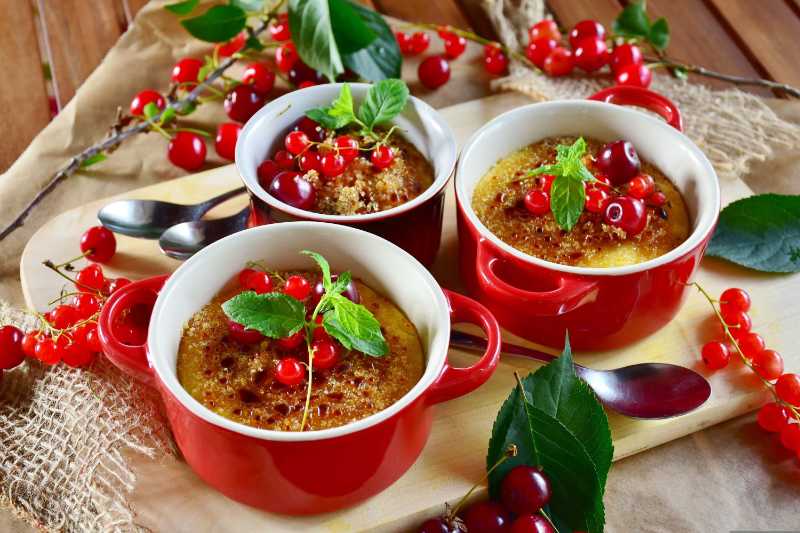 Crème Brûlée-Dessert mit Kirschen