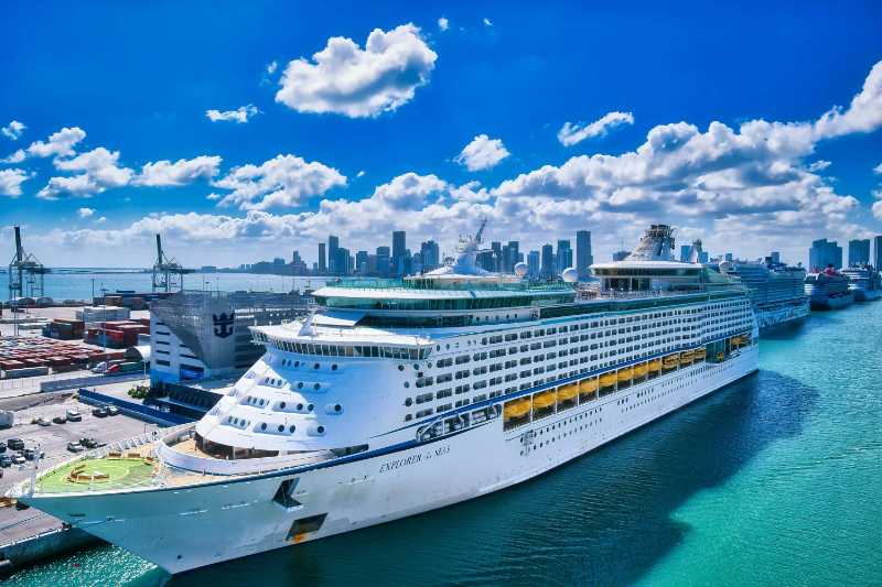 Crucero atracado en el puerto
