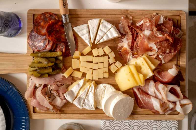 Tabla de cortar con aperitivos
