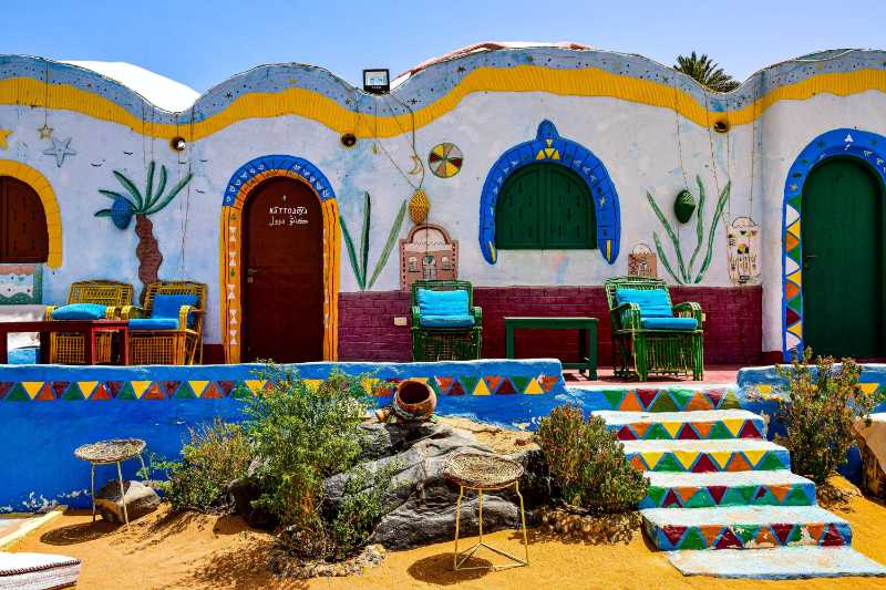 Decoración en la pared de una casa en un pueblo de Egipto