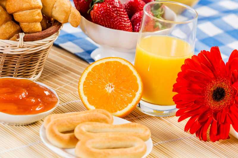 Leckeres Frühstücksbrot mit Orangensaft