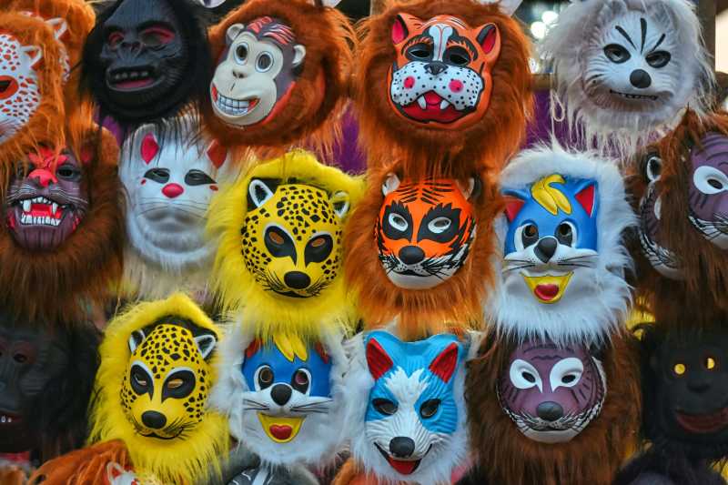 Ausstellung von Tiermasken für Kinder