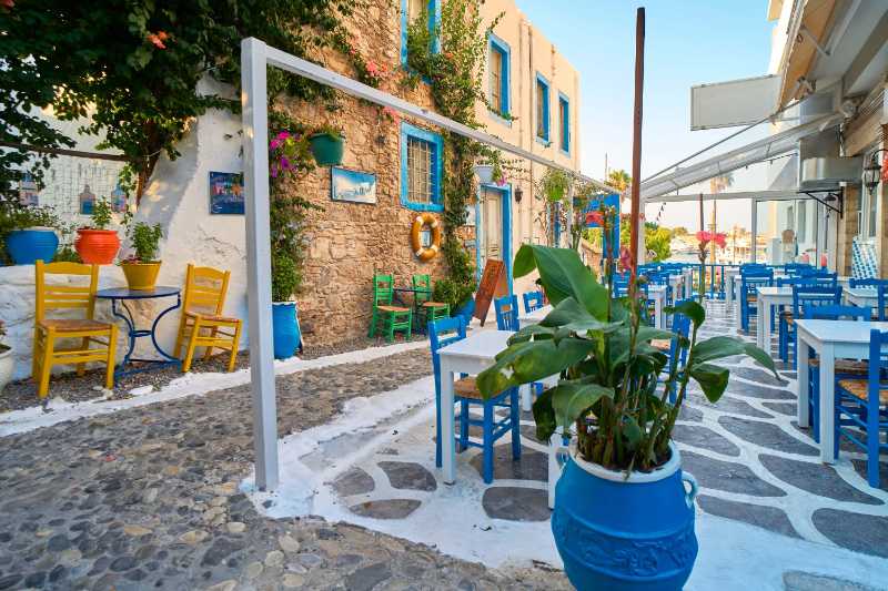 Sillas y mesas vacías cerca de la playa