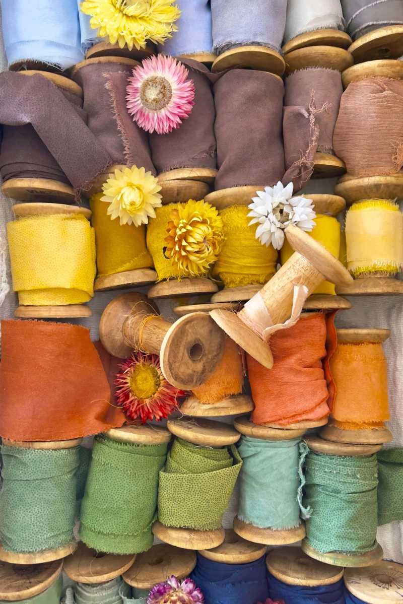 Rouleaux de tissu décorés de têtes de fleurs