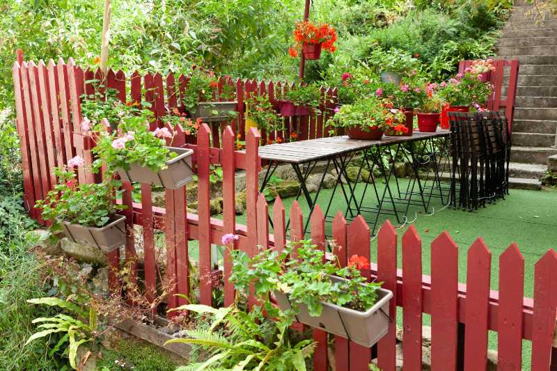 Zaun und Blumen auf der Terrasse
