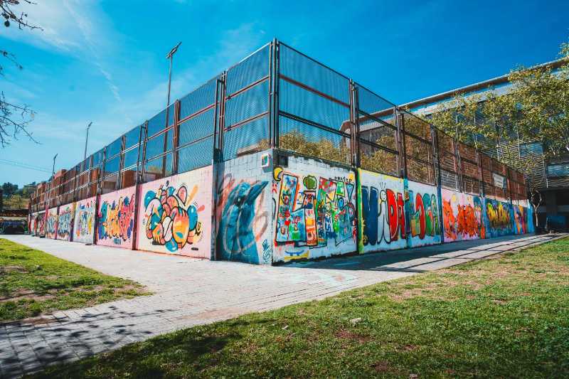 Zaun mit bunten Graffiti bedeckt