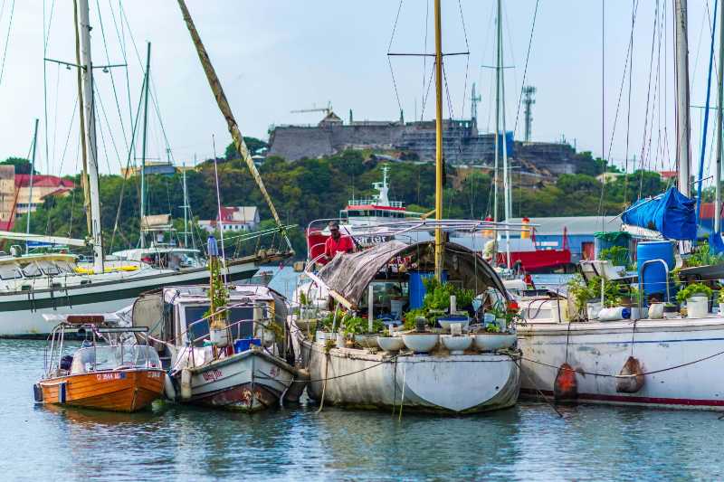 Fischerboote vor Anker an der Küste