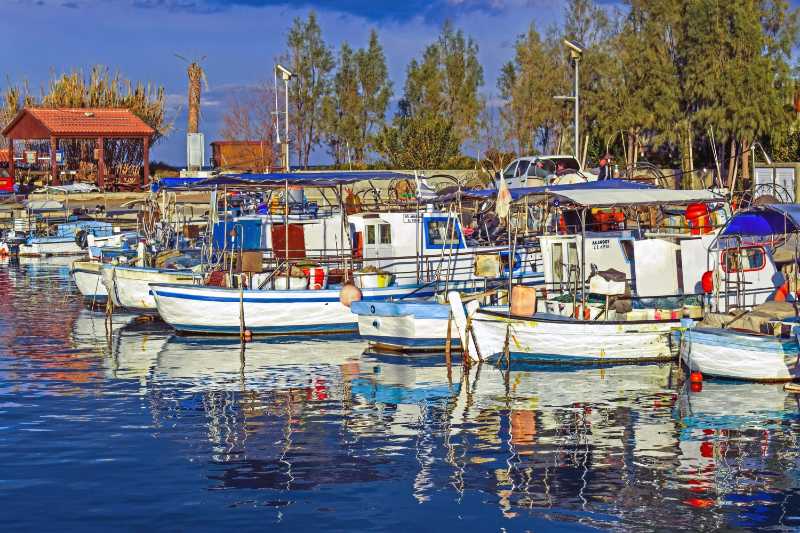 Porto de pesca com muitos barcos