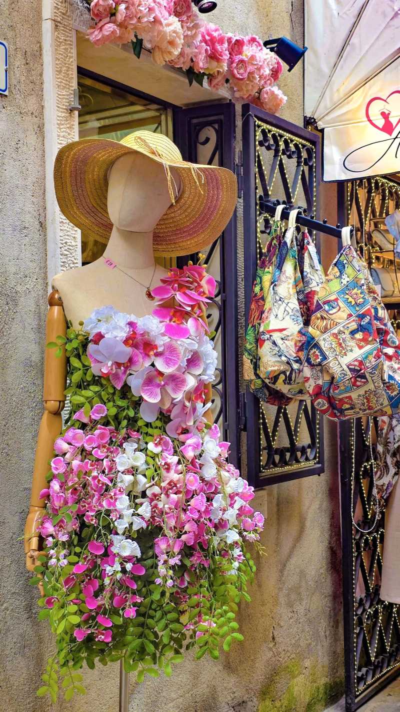 Blumenschmuck einer Schaufensterpuppe in der italienischen Straße