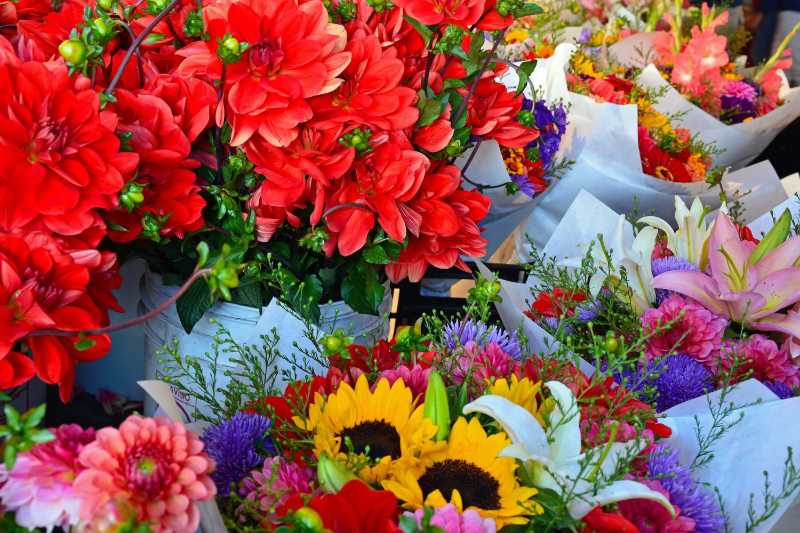 Blumensträuße auf einem Marktplatz
