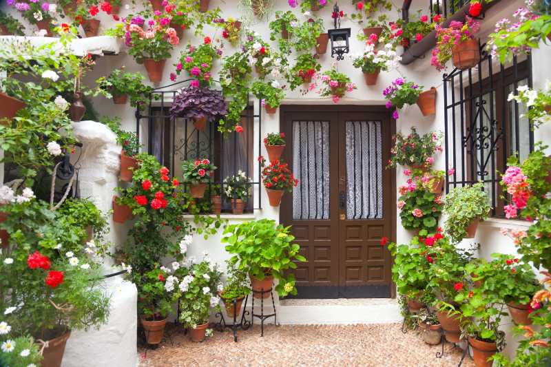 ヴィンテージの中庭スペインヨーロッパの花飾り