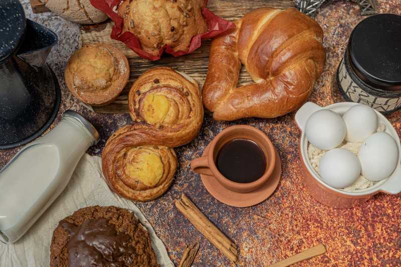 Pâtisseries fraîchement cuites exposées dans une boulangerie