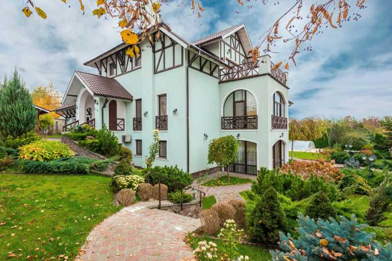 Jardín que rodea una casa