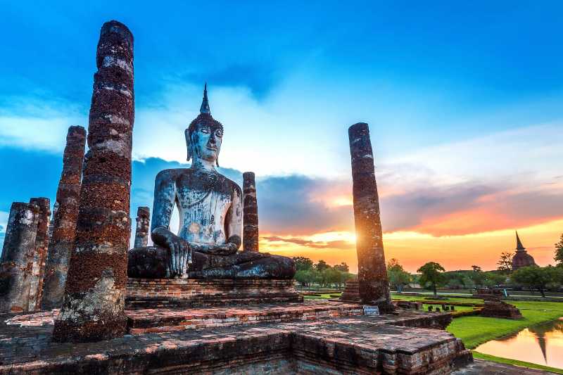 Buddha-Statue und Wat Mahathat Tempel im Bezirk des historischen Parks Sukhothai Wat Mahathat Tempel ist UNESCO-Weltkulturerbe Thailand
