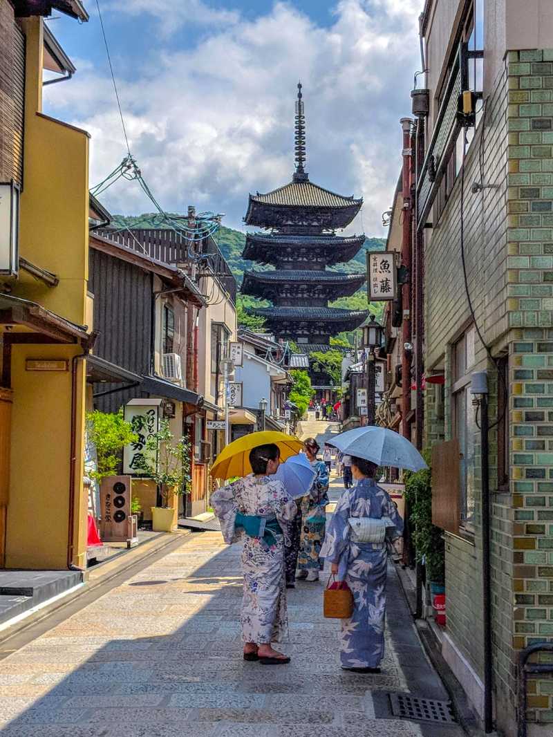 Mädchen im Kimono vor der Yasaka-Pagode in Kyoto