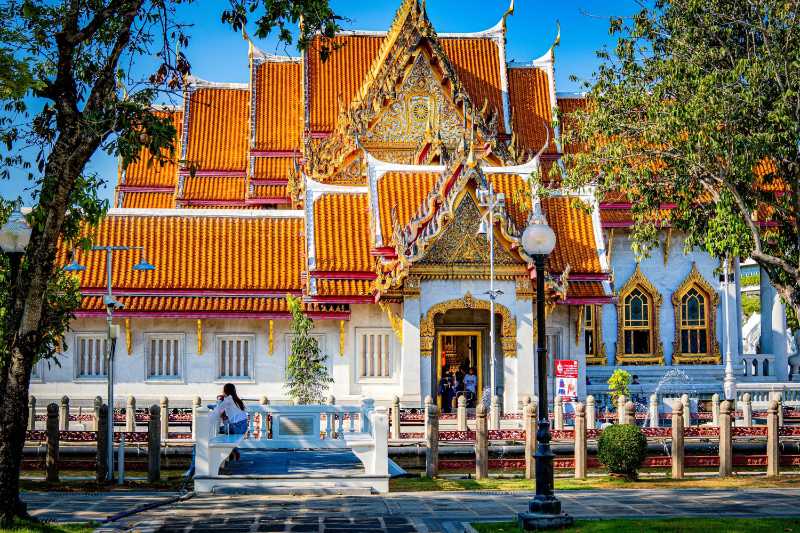 黄金の屋根が美しいタイの仏教寺院