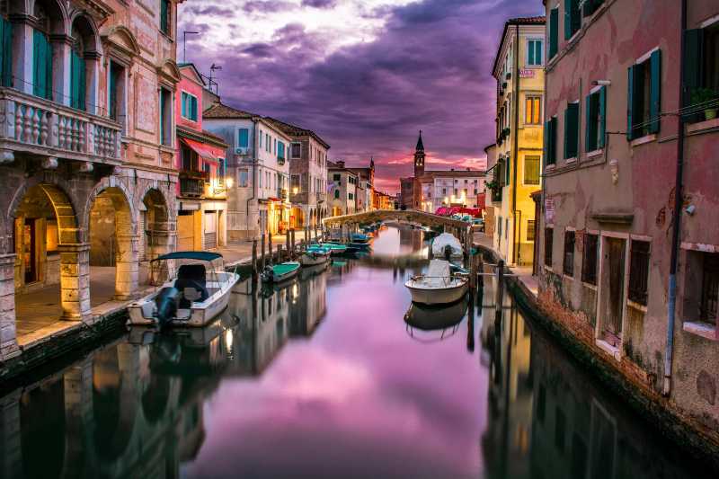Gran Canal al atardecer con edificios históricos