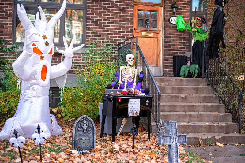 Halloween dekoriertes Haus mit aufblasbarem Geist