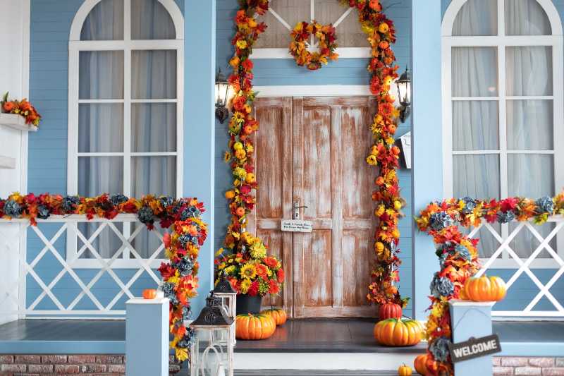 Décoration d'Halloween à la maison avec des feuilles d'automne jaunes et des lanternes