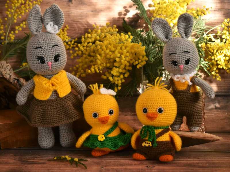 手工制作的兔子和鸭子花朵毛绒玩具