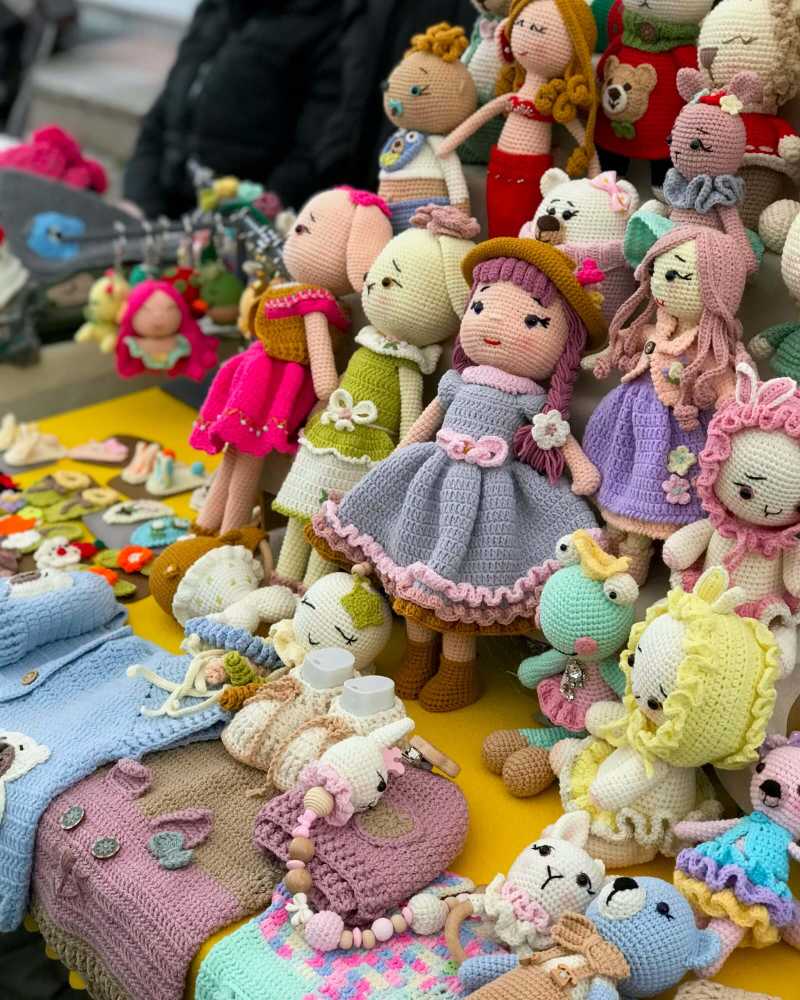 Muñecas de crochet hechas a mano en un puesto de mercado