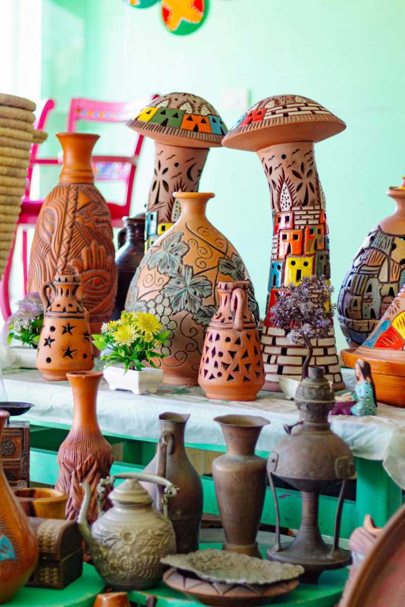 Muñecas y macetas hechas a mano y pintadas