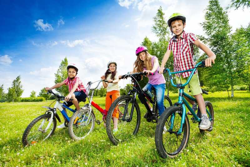 Glückliche Kinder beim bunten Fahrradwandern
