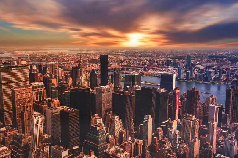 Vista en ángulo alto del paisaje urbano contra el cielo nublado