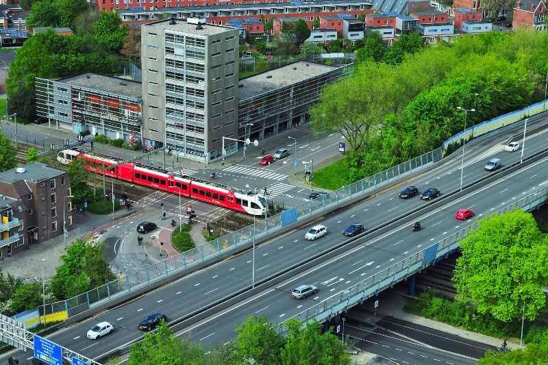 Autobahn und Zug im Stadtgebiet